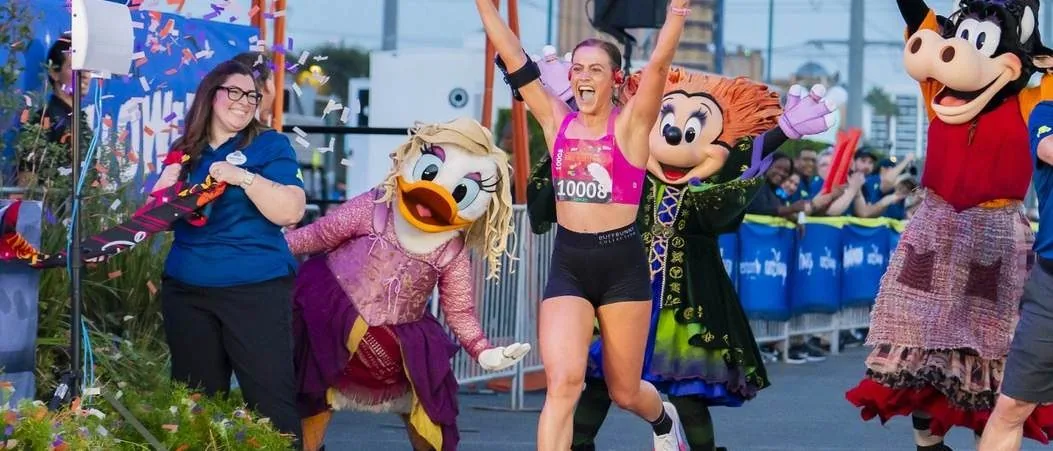 Personagens durante a corrida Disney